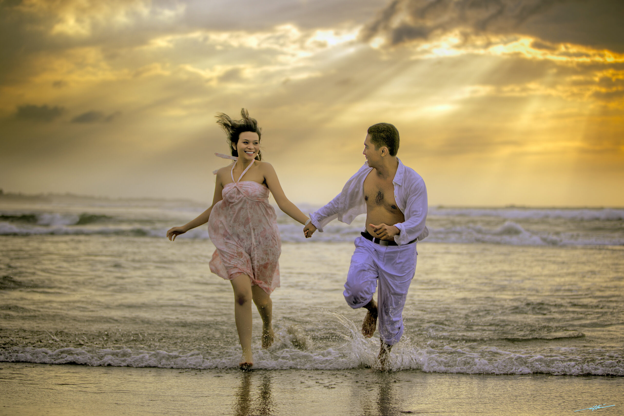 couple courir sur la plage scaled