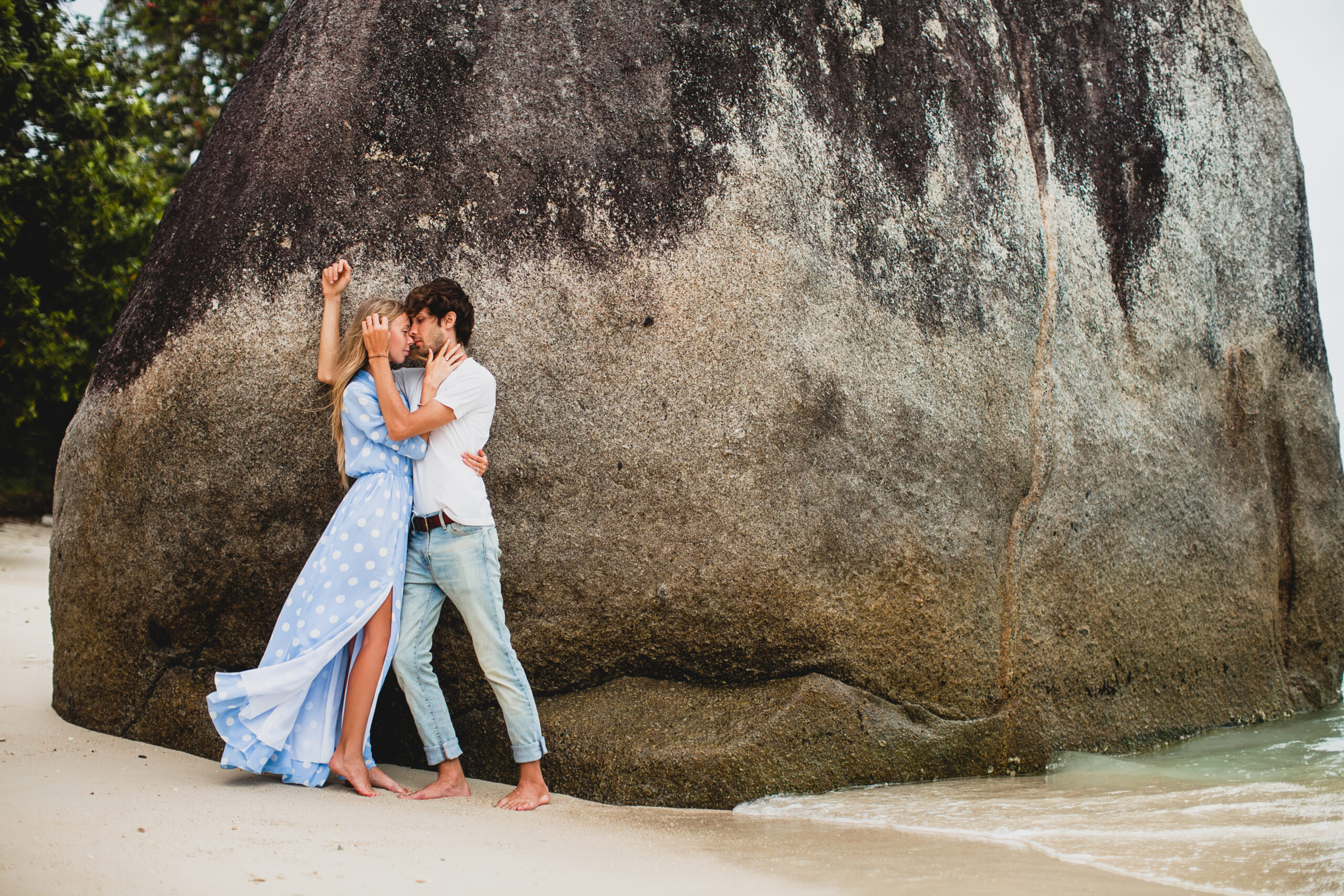 jeune couple hipster elegant amoureux sur la plage tropicale pendant les vacances scaled