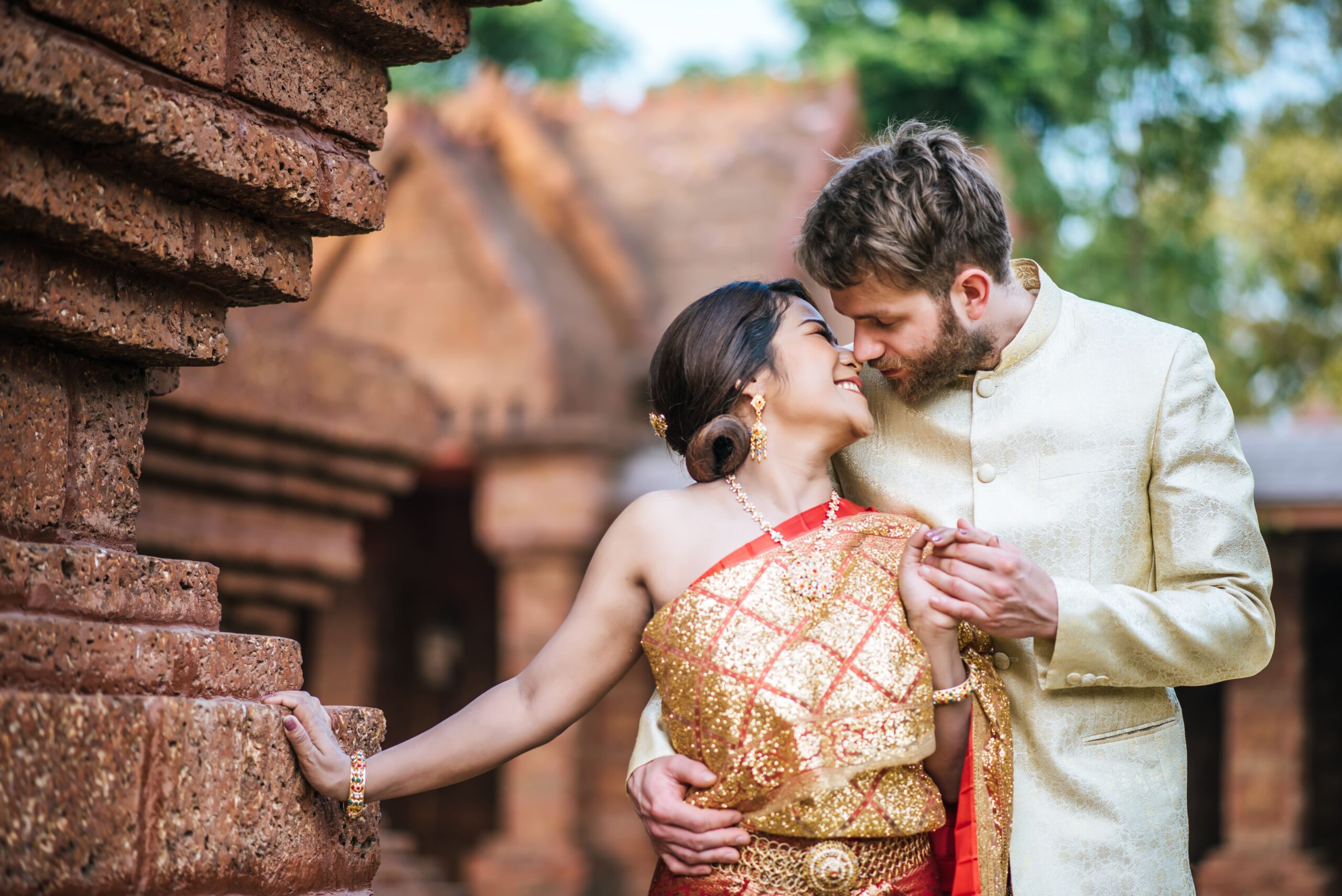 mariee asiatique et marie caucasien ont du temps romantique avec la robe de la thailande 1 scaled